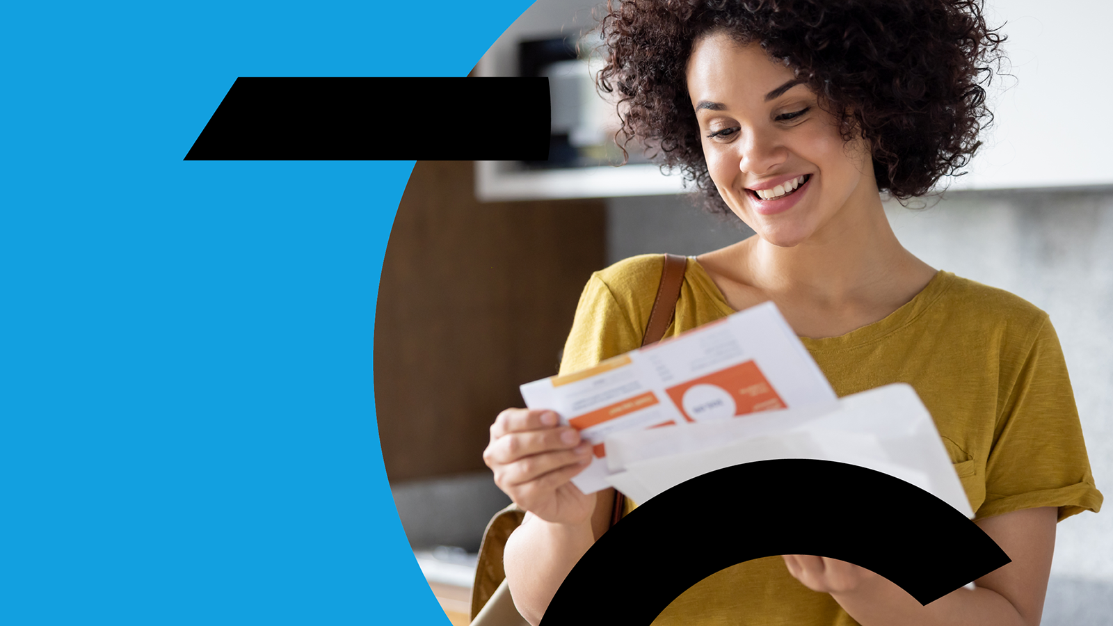 persona abriendo piezas de correo